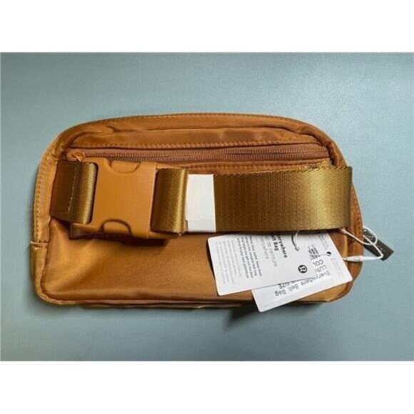 Lululemon everywhere belt bag 1L Burnt Caramel Color & NEW - Picture 4 of 6